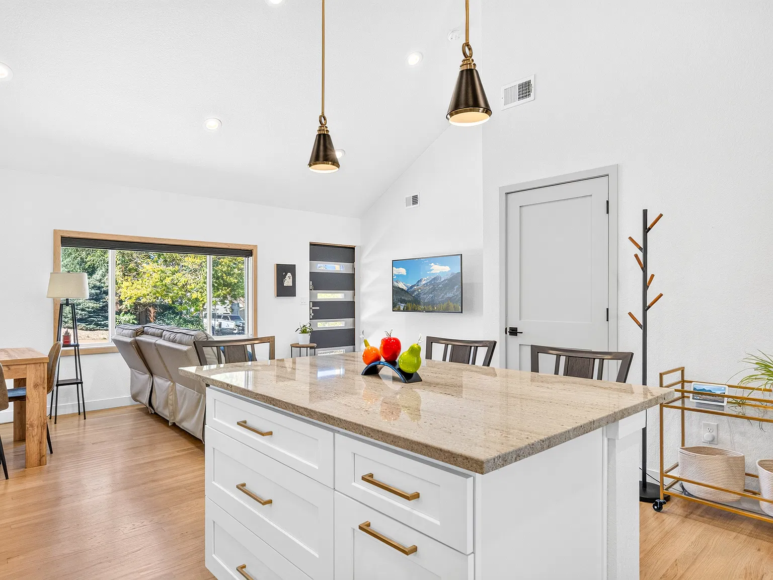 2 bed, 874 sqft, $2,590 — Photo 4