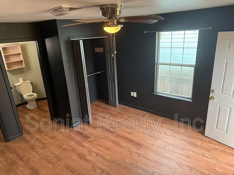 1461 N Robertson St — Photo 10