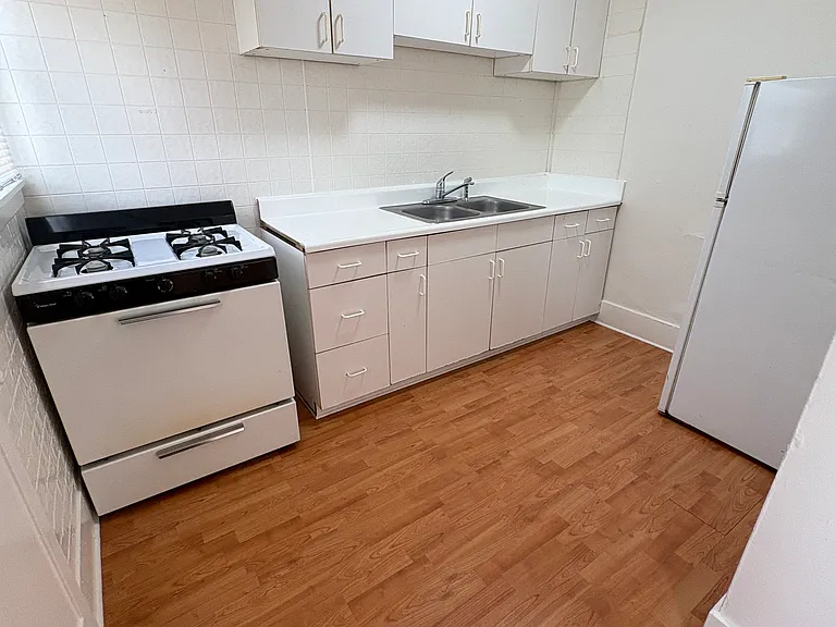 930 E 3rd St #11 — Photo 3