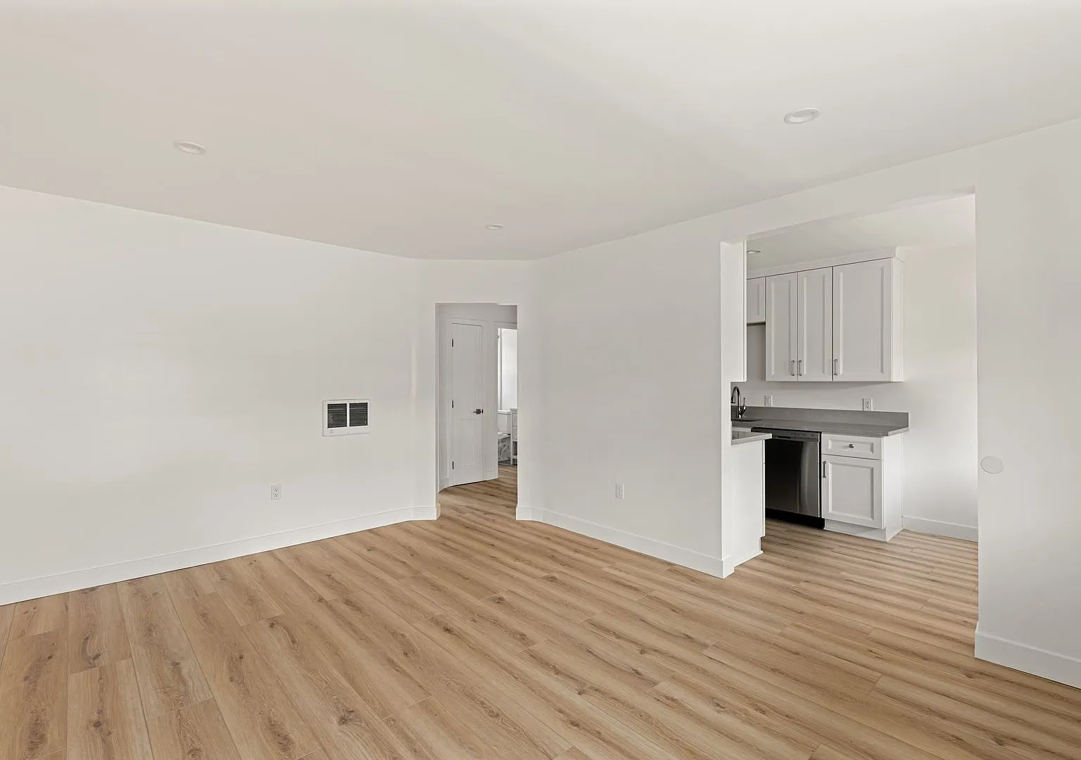 Beautiful & Spacious 1BD/1BA in Prime North Park Location Garage Optional! — Photo 3