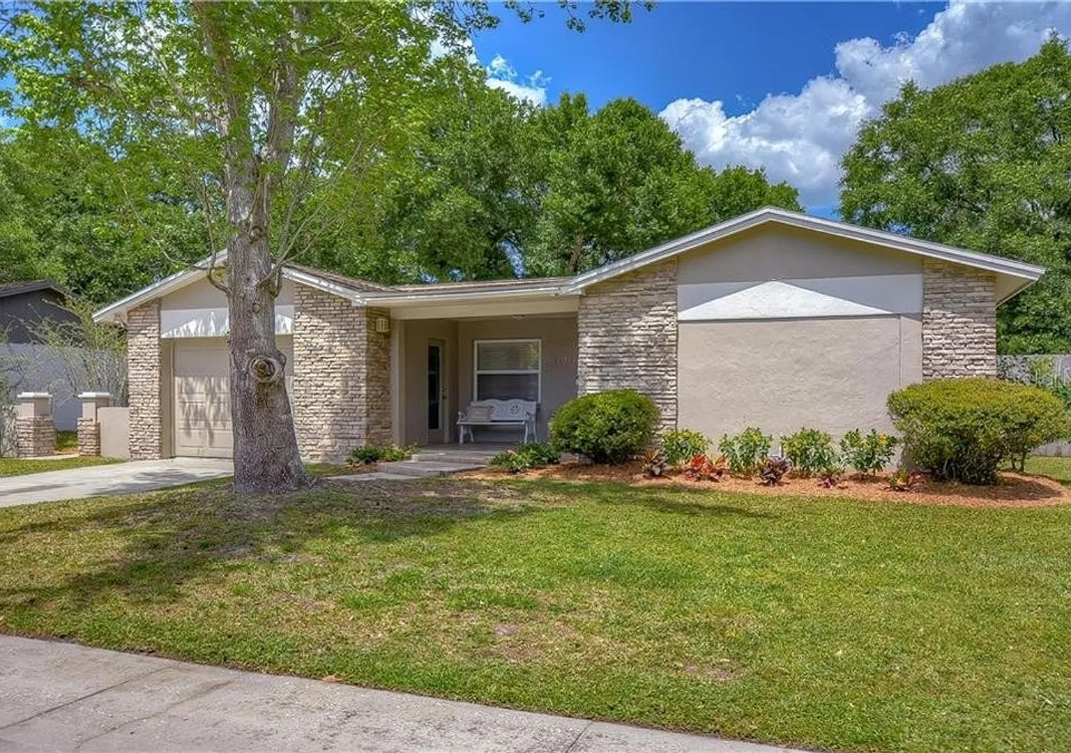 Spacious 4BR/2BA Carrollwood Meadows home. — Photo 2