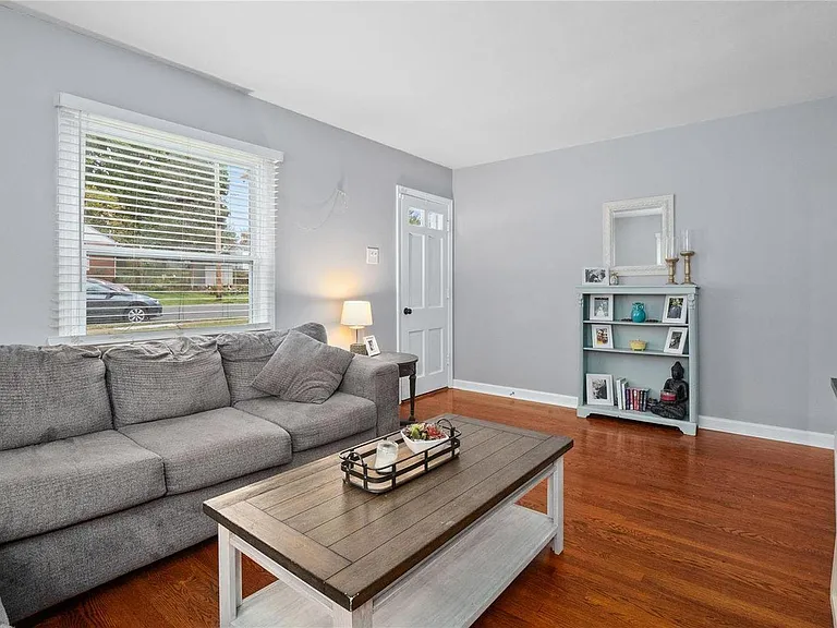 2311 Goodale Ave — Photo 4