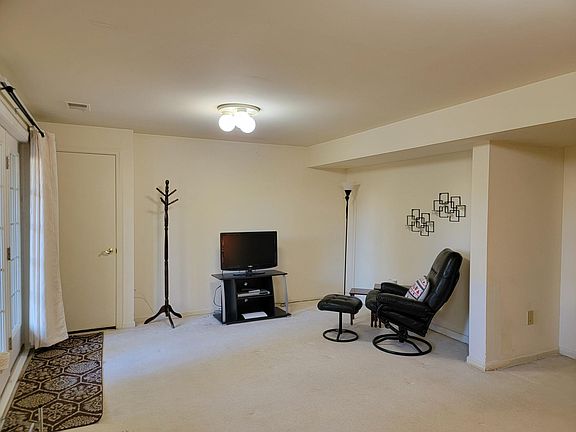 Relaxing place to watch tv, cable and WiFi included