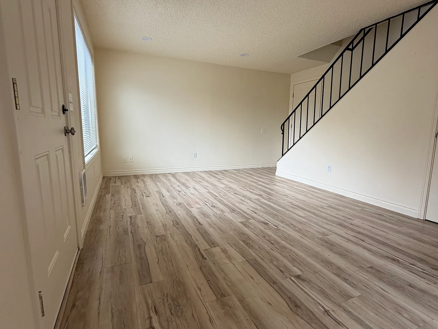 2 bed, 1.5 bath, 850 sqft, $1,695 — Photo 2