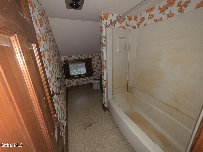 5th image of 819 Riverview Road