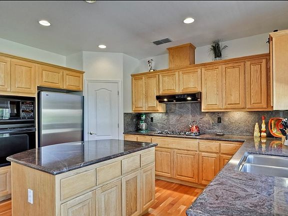 4th image of 529 Middlebury Dr