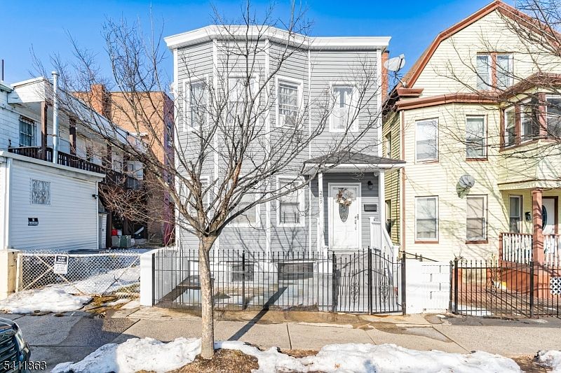 1st image of 209 Taylor St