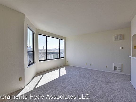4th image of 1490 Sacramento St APT 4H