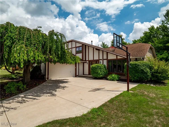 10577 Forestview Dr, Strongsville, OH 44136