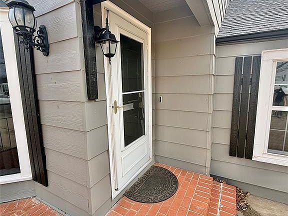 3rd image of 1016 E Cypress St