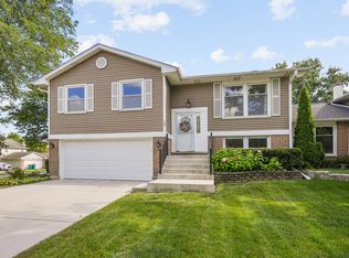 147 Majestic Dr, Lombard, IL 60148