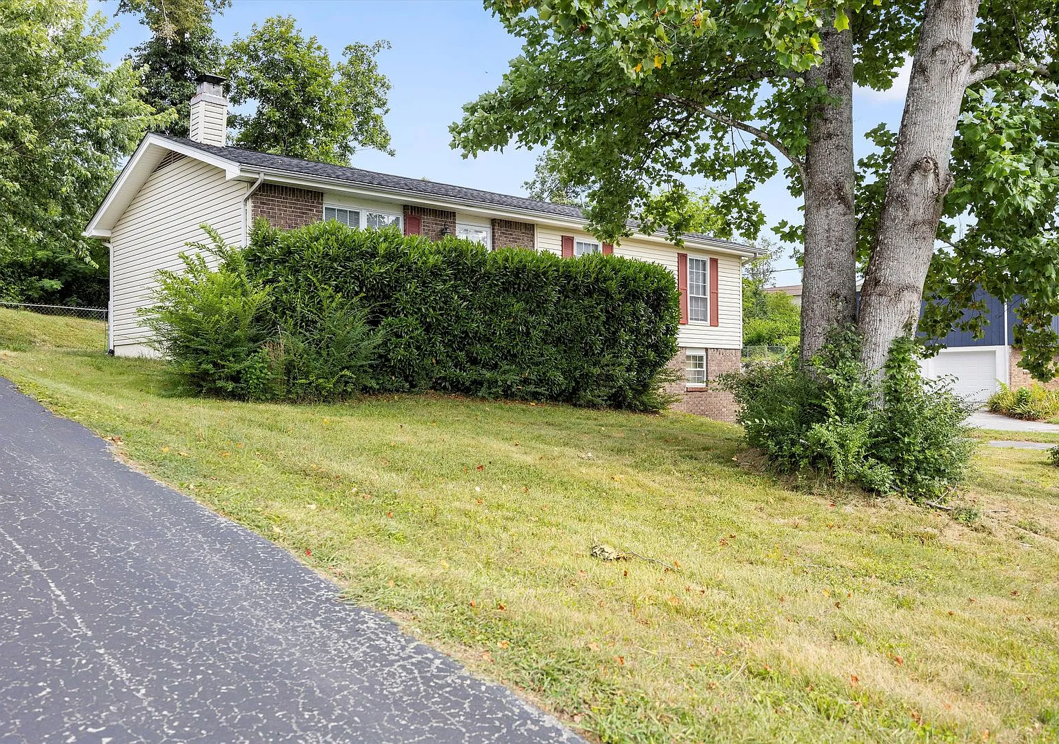 Beautiful Updated 4 Bed 2 Bath Home in Ooltewah — Photo 4
