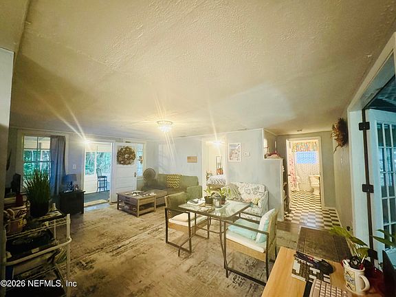 4th image of 210 PINE Avenue