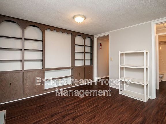 5th image of 834 Randler Ave