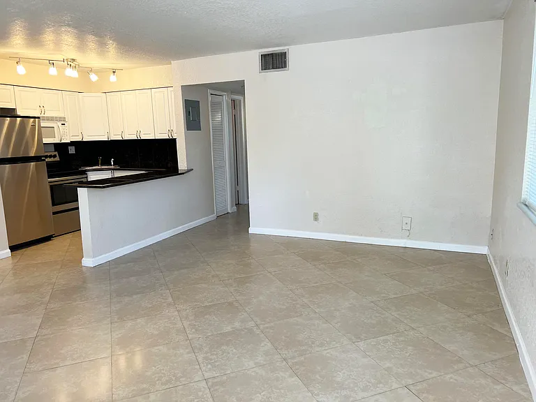 4050 NE 12th Ter #1-15 — Photo 5