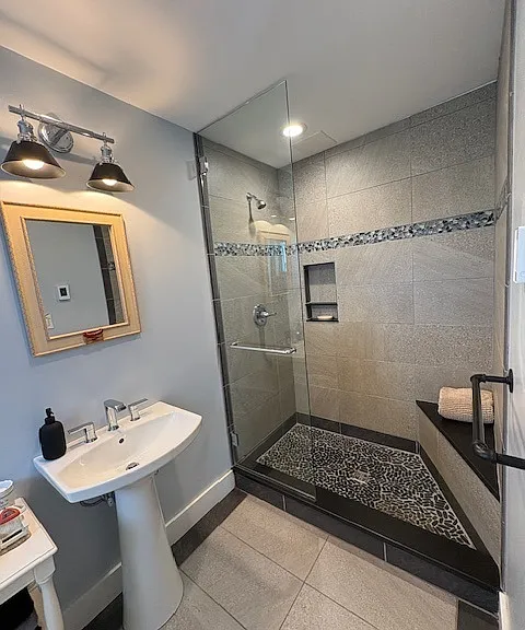 Walk in shower with bench and niche for soap/shampoo