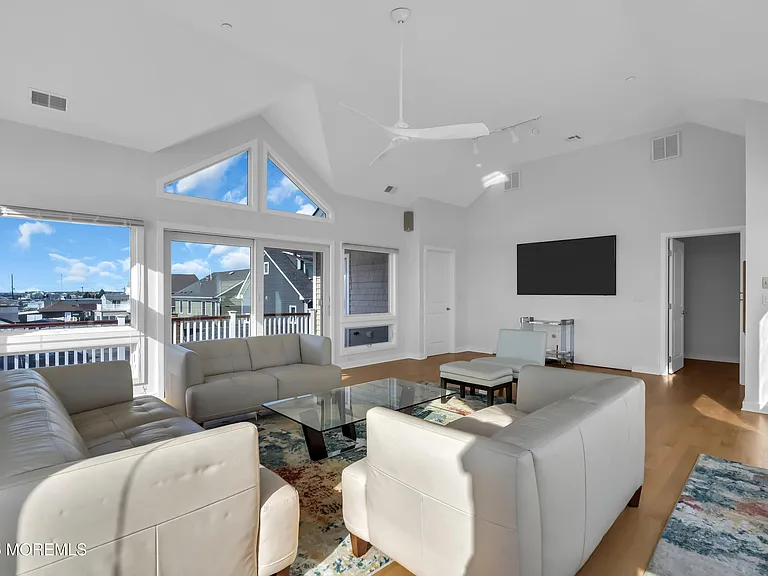 913 N Ocean Ave — Photo 23