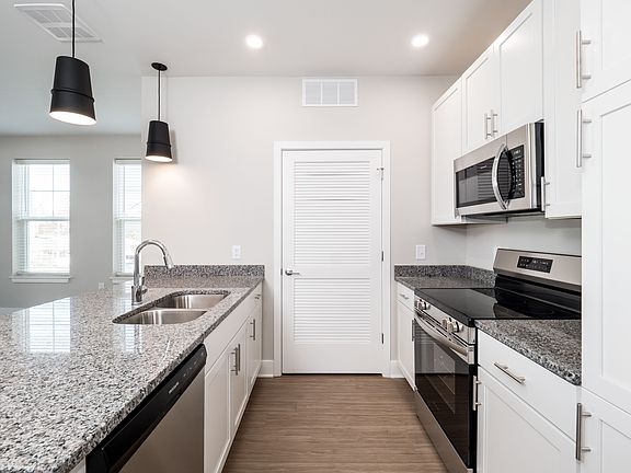 5th image of 318 34th St #203