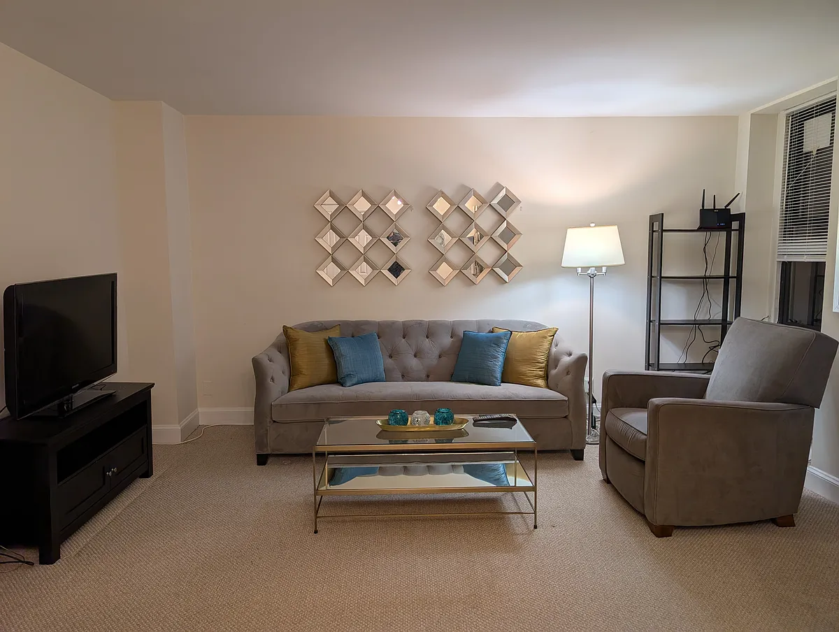 Building Photo - 1316 New Hampshire Ave NW #205