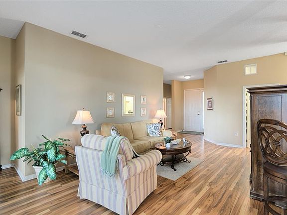 4th image of 823 Wolf Creek St