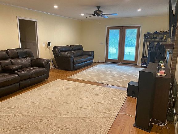 2nd image of 3643 Meadowwood Dr