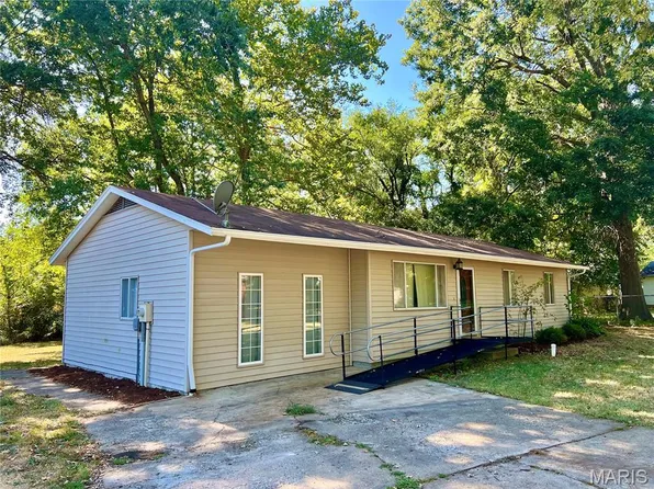 415 Riddle Dr, Montgomery City, MO 63361