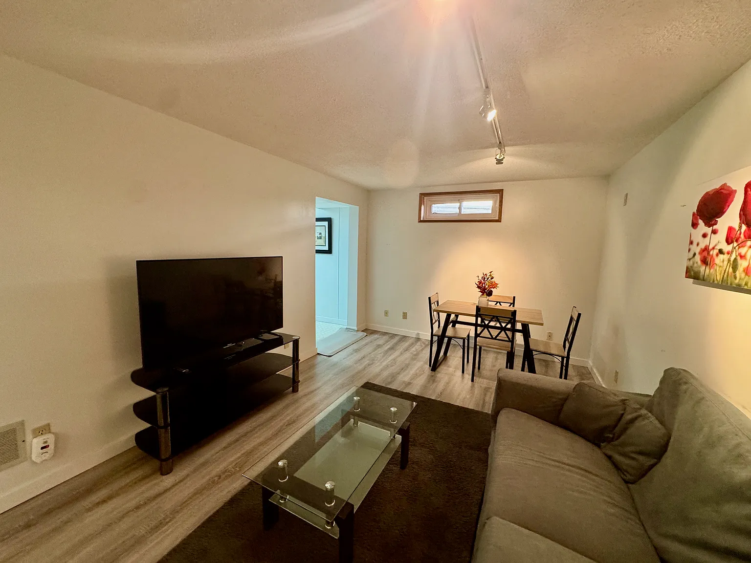 Furnished 2 Bed 1 Bath BSMT Suite Ottewell Edmonton — Photo 2