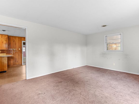 4th image of 102 Lee St