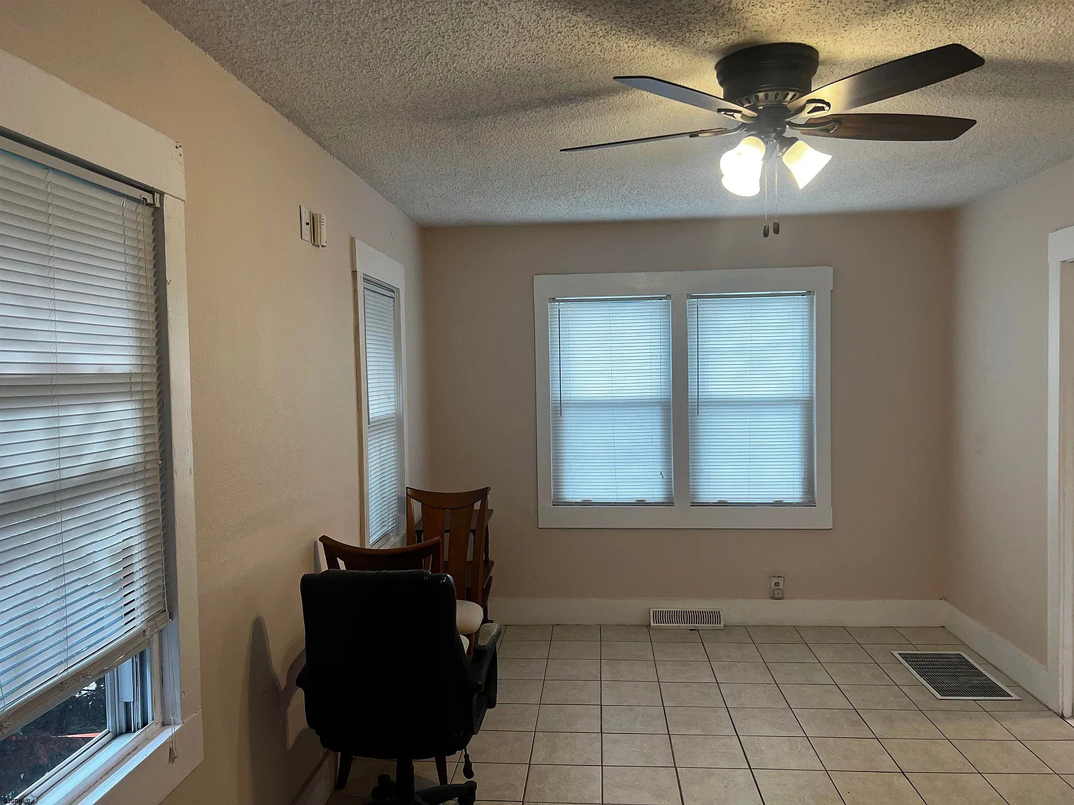 3 bed, 1.0 bath, 1080 sqft, $2,400 — Photo 3