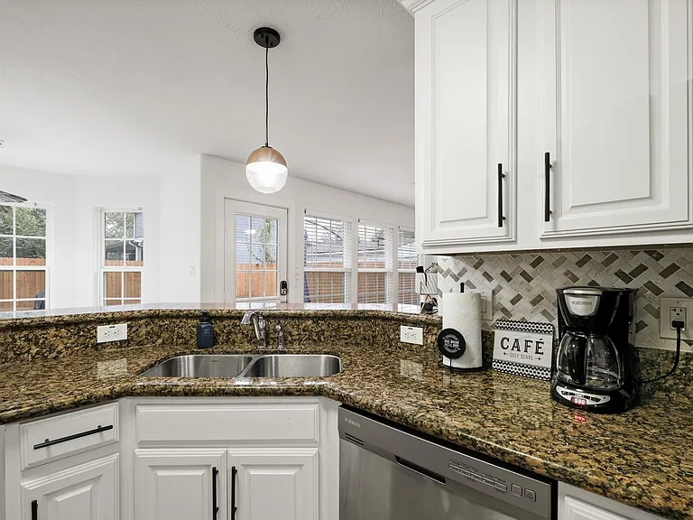 1504 W 43rd St — Photo 10