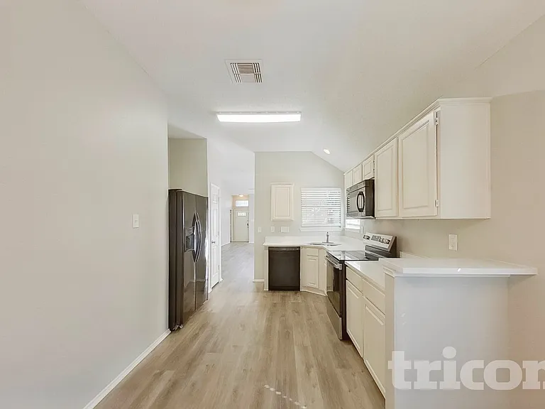 805 Clover Hill Ln — Photo 6