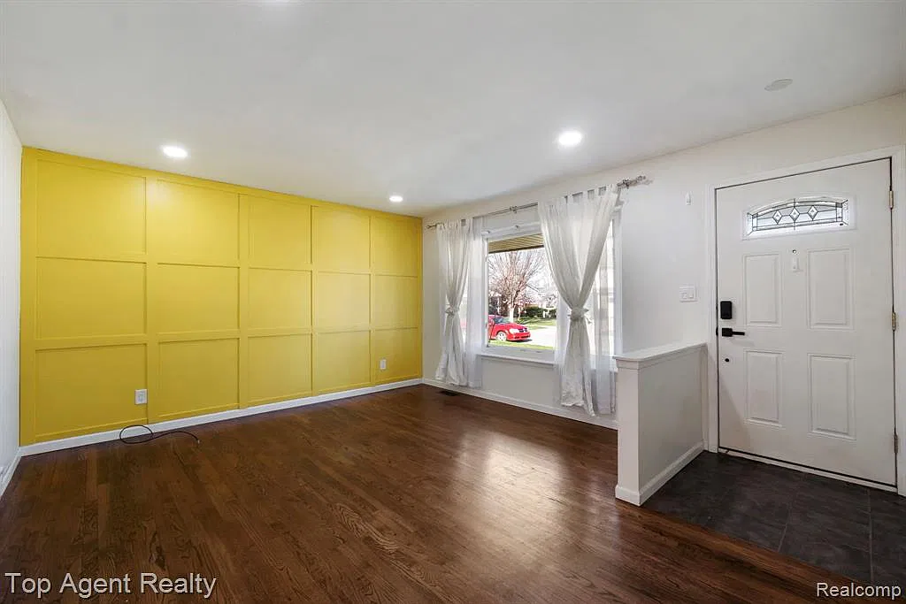 3 bed, 1283 sqft, $2,400 — Photo 4