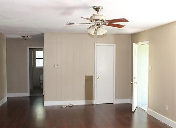 4th image of 1107 E Ave H