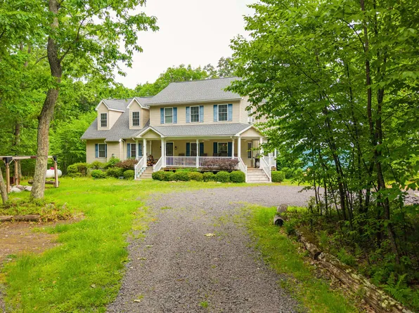 210 White Mountain Ln, Sugarloaf, PA 18249