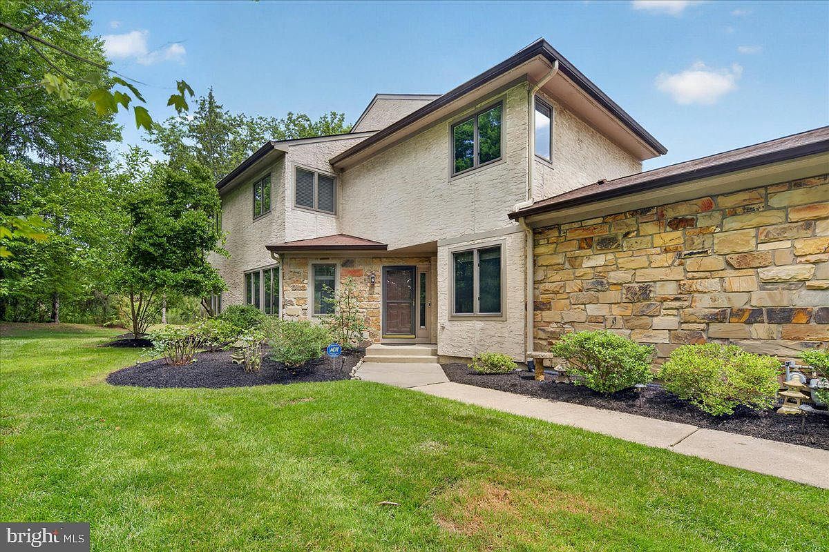 81 Woodmont Dr — Lawrenceville School Golf Club