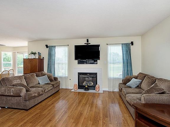 3rd image of 6423 Glory Maple Ln