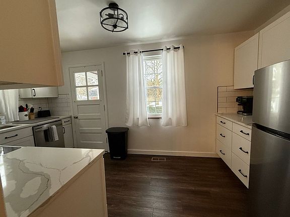 5th image of 327 Chestnut St