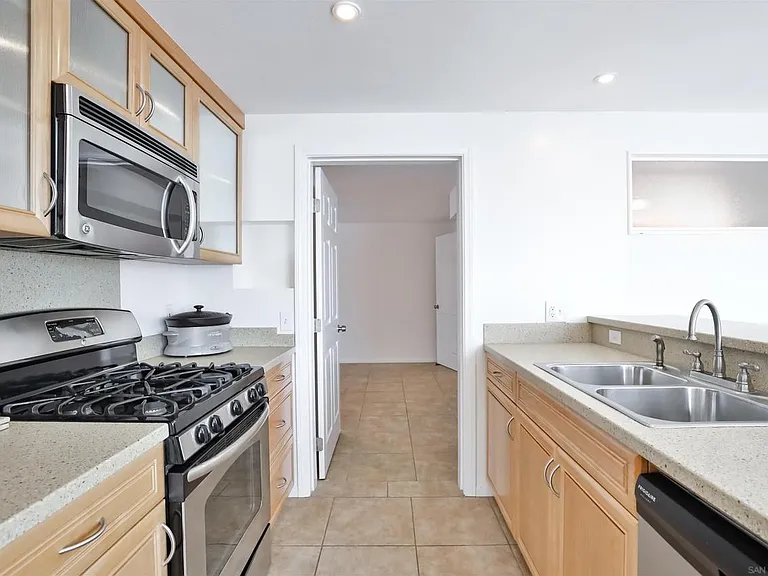 1628 Helix St — Photo 18