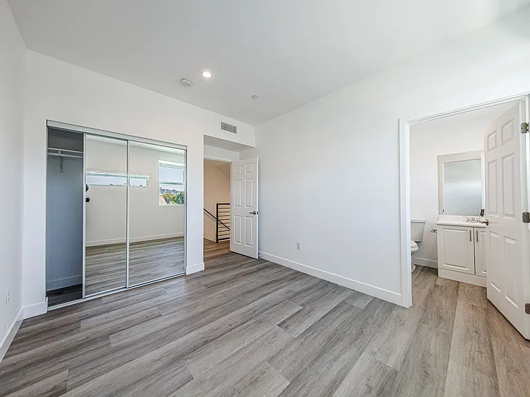 3015 Alsace Ave — Photo 95