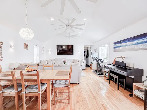 355 Dormans Ct #D, Far Rockaway, NY 11693