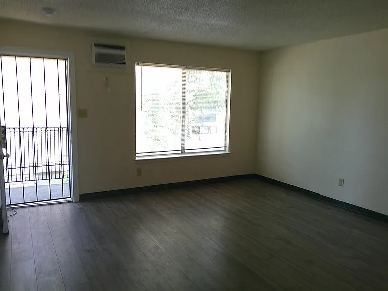 322 W Oak St #F — Photo 3