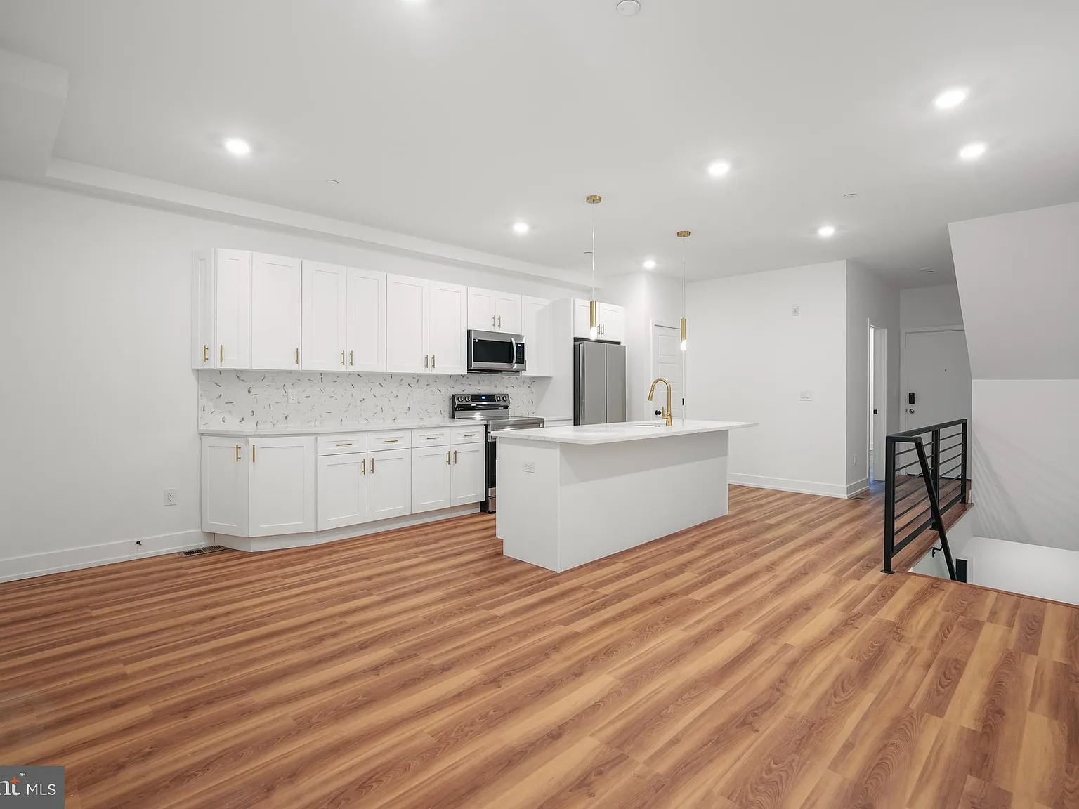 4 bed, 1692 sqft, $2,400 — Photo 3
