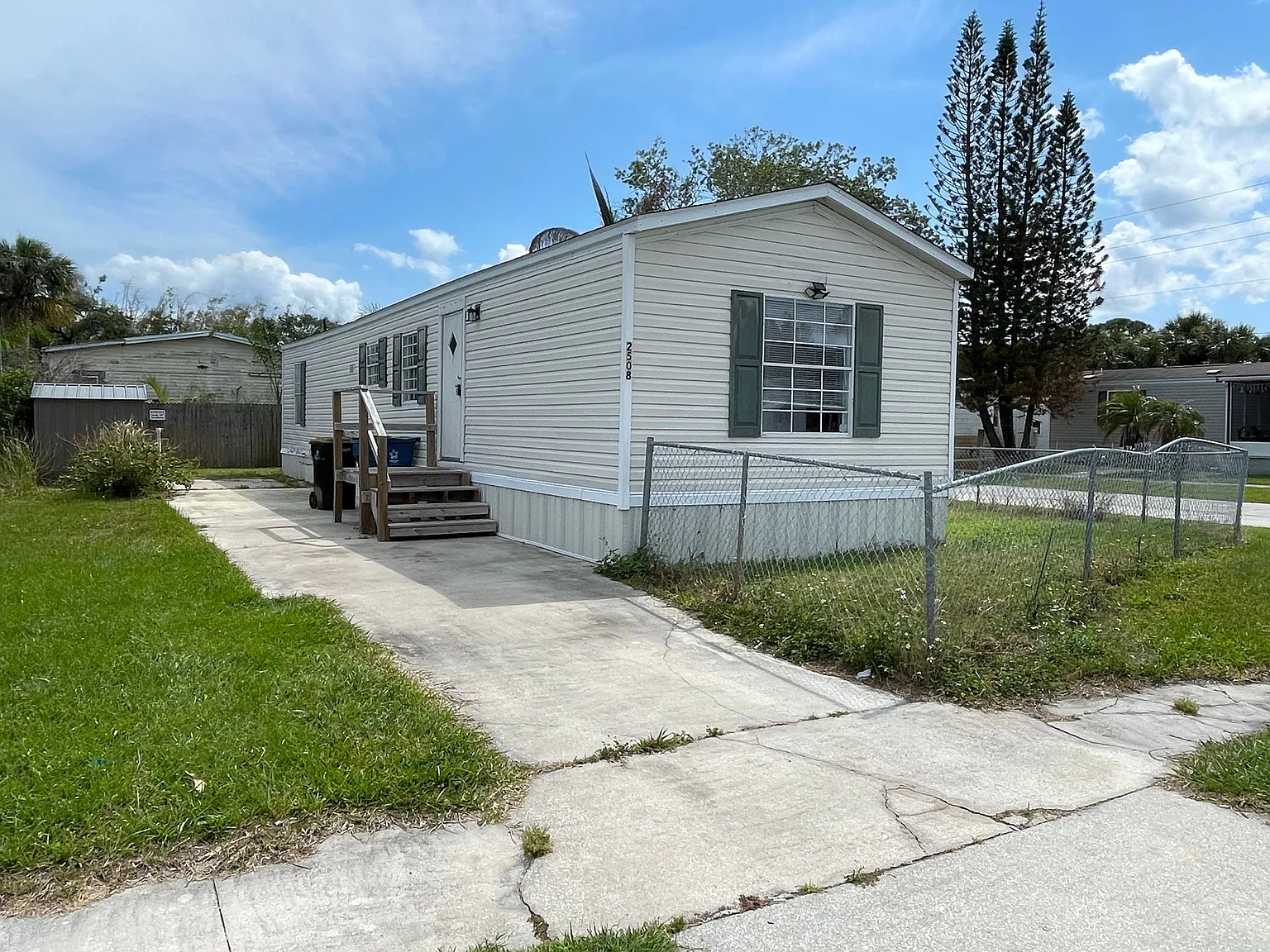 The Shire Mobile Home Ne Palm Bay For Rent! — Photo 1