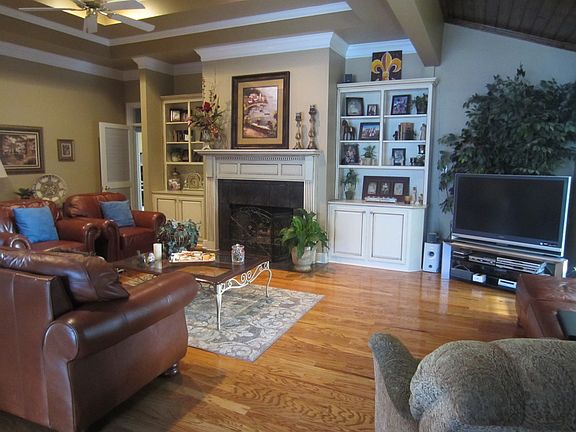 3rd image of 102 Shelburne Cir