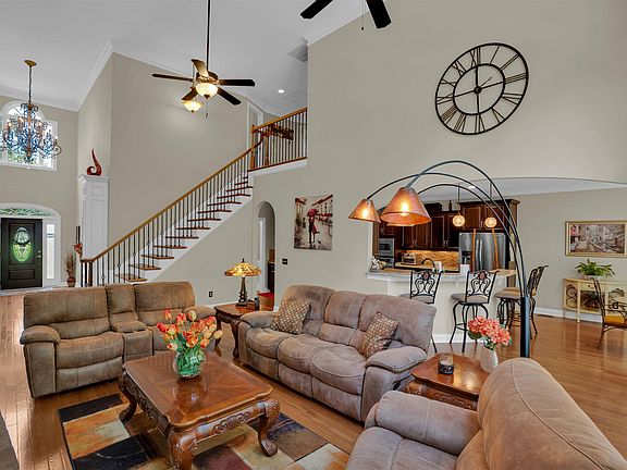 3rd image of 213 Belfry Ct