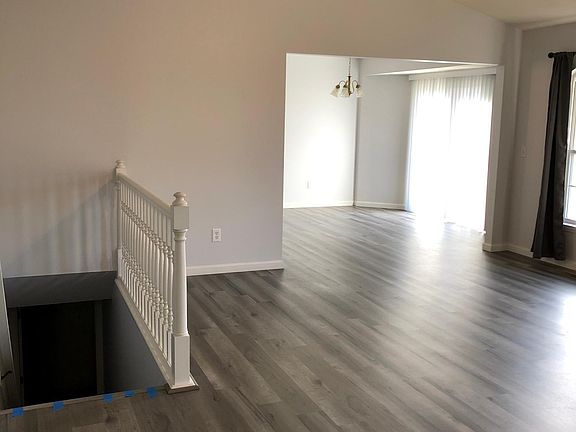 4th image of 21 Hamlet Dr