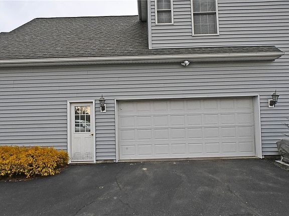 3rd image of 16 Chelsea Dr