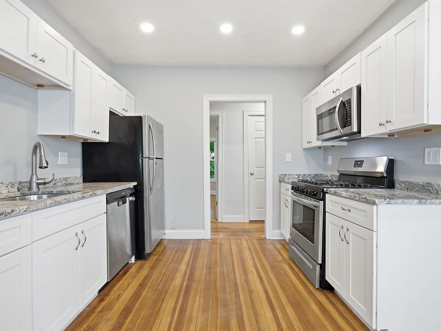 3 bed, 1250 sqft, $2,700 — Photo 2