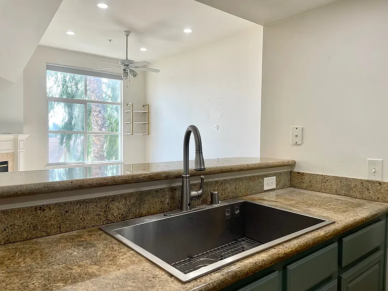 100 N River Cir N #304 — Photo 11
