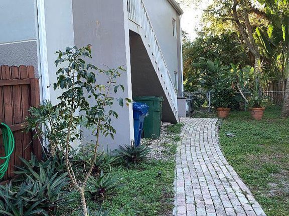 Private side yard